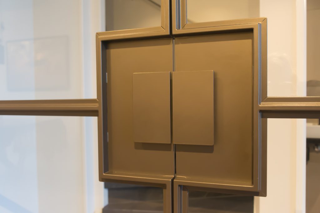 Exclusieve greep stalen taatsdeur uitgevoerd in goudkleurige poedercoating.