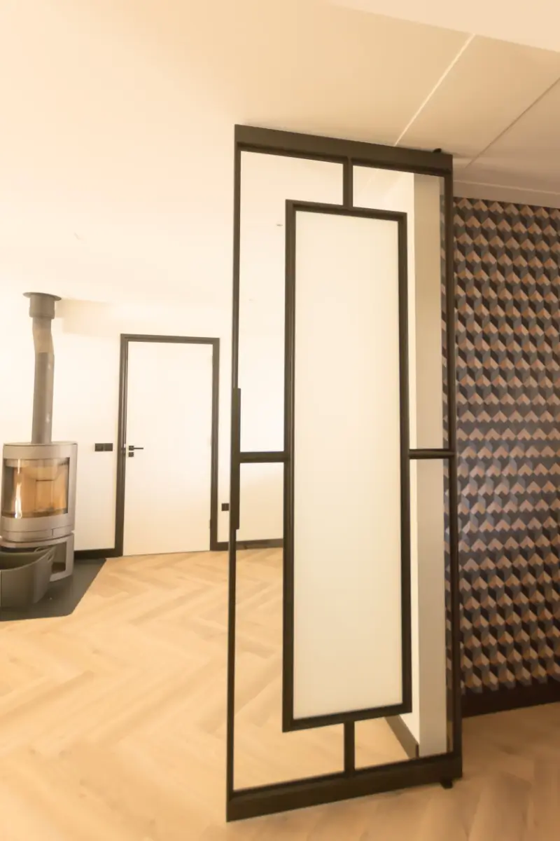Mat glas in combinatie met helder glas in stalen taatsdeur Amsterdam