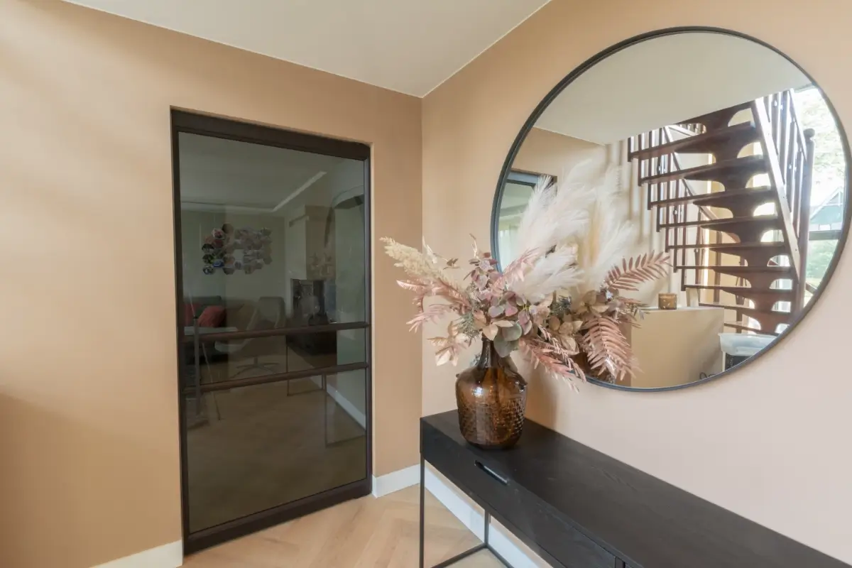 Taatsdeur en raampaneel in modern interieur. Deze deur is uitgevoerd in RAL 8022 in combinatie met grijs glas