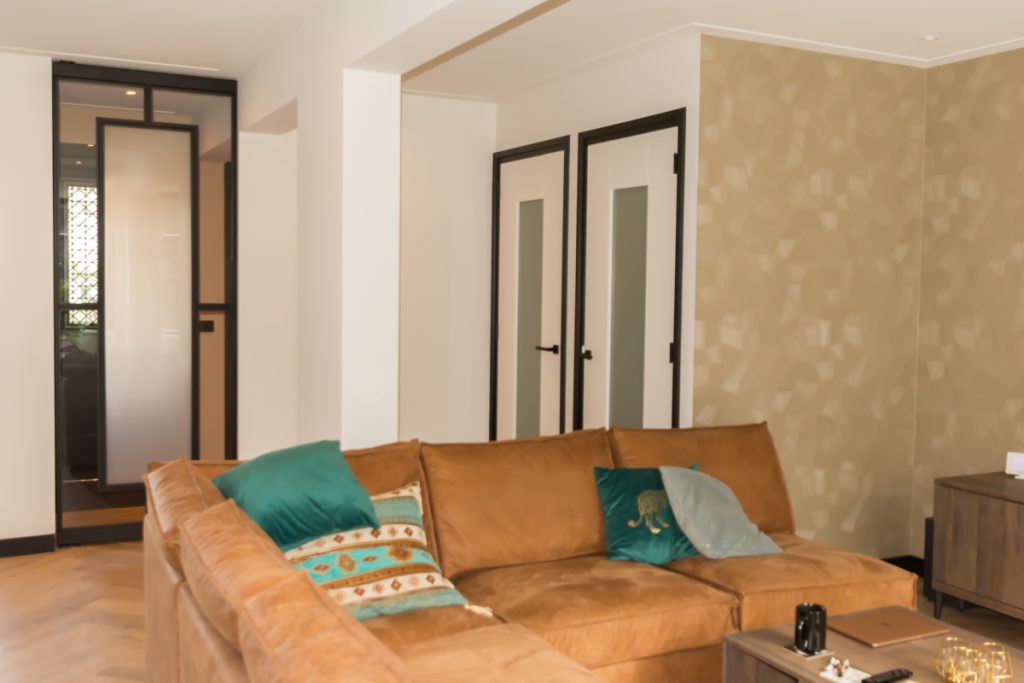 Stalen deur met klassieke vlakverdeling in moderne woning.