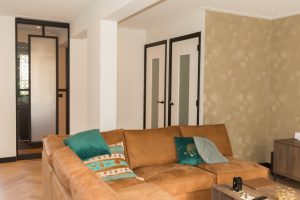 Stalen deur met klassieke vlakverdeling in moderne woning.