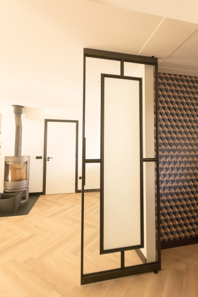 Stalen deur met klassieke vlakverdeling in moderne woning.
