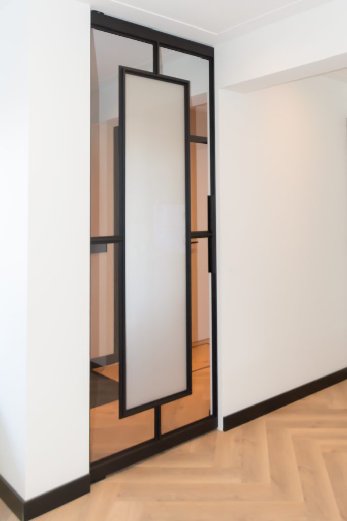 Stalen deur met klassieke vlakverdeling in moderne woning.