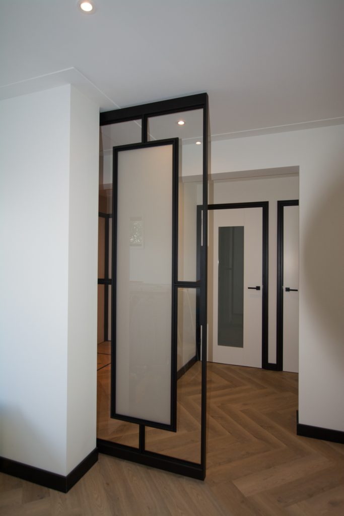 Stalen deur met klassieke vlakverdeling in moderne woning.