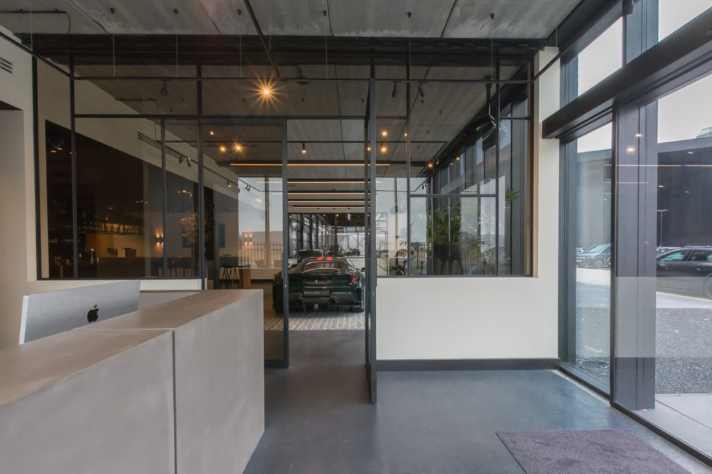 Stalen pui met afsluitbare taatsdeuren bij autohotel.