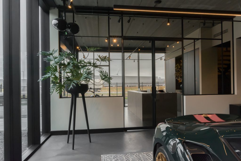 Stalen pui met afsluitbare taatsdeuren bij autohotel.