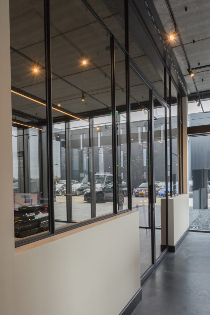 Stalen pui met afsluitbare taatsdeuren bij autohotel.