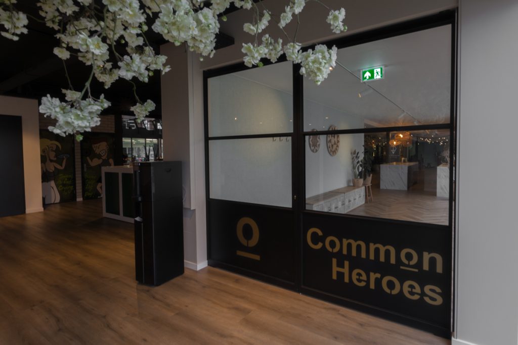 Afsluitbare stalen taatsdeuren met logo de geus common heroes.