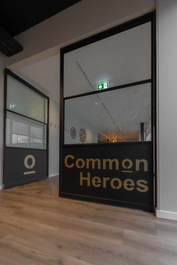Afsluitbare stalen taatsdeuren met logo de geus common heroes.