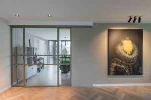 Stalen schuifdeur met raampanelen in RAL 7002 olijfgrijs poedercoating.