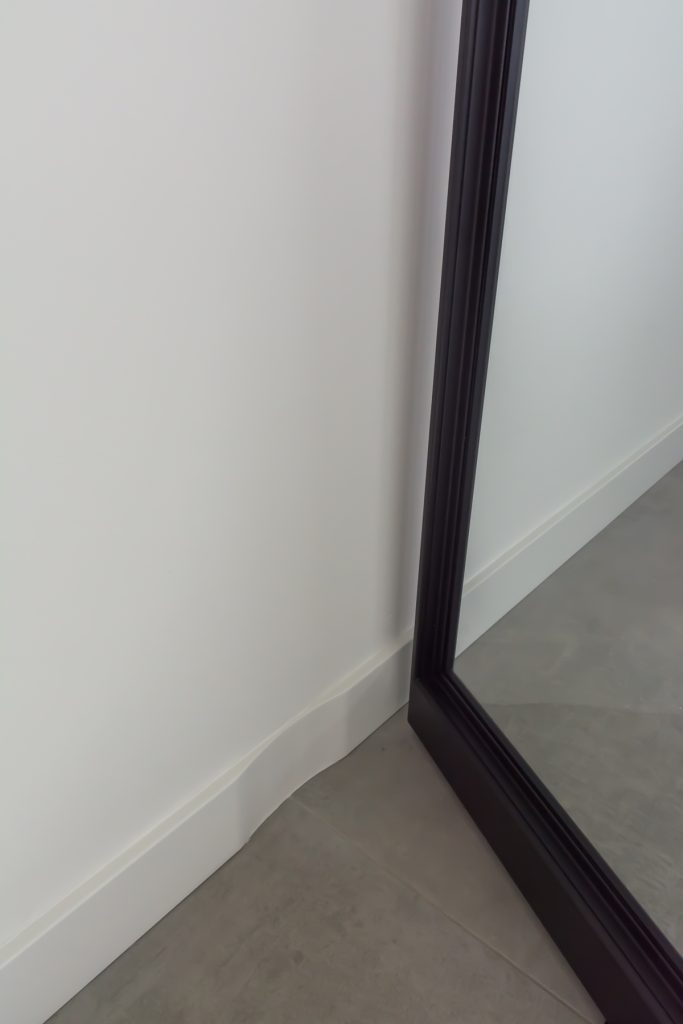 Stalen taatsdeur detail plint