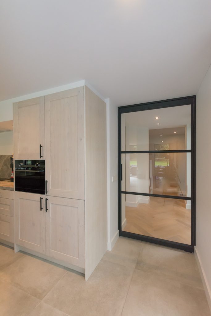 Zwarte stalen taatsdeur in licht interieur