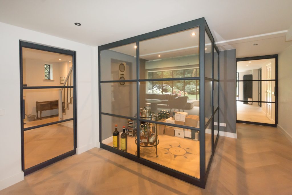 Moderne wijnbewaarkast met stalen taatsdeuren in modern interieur