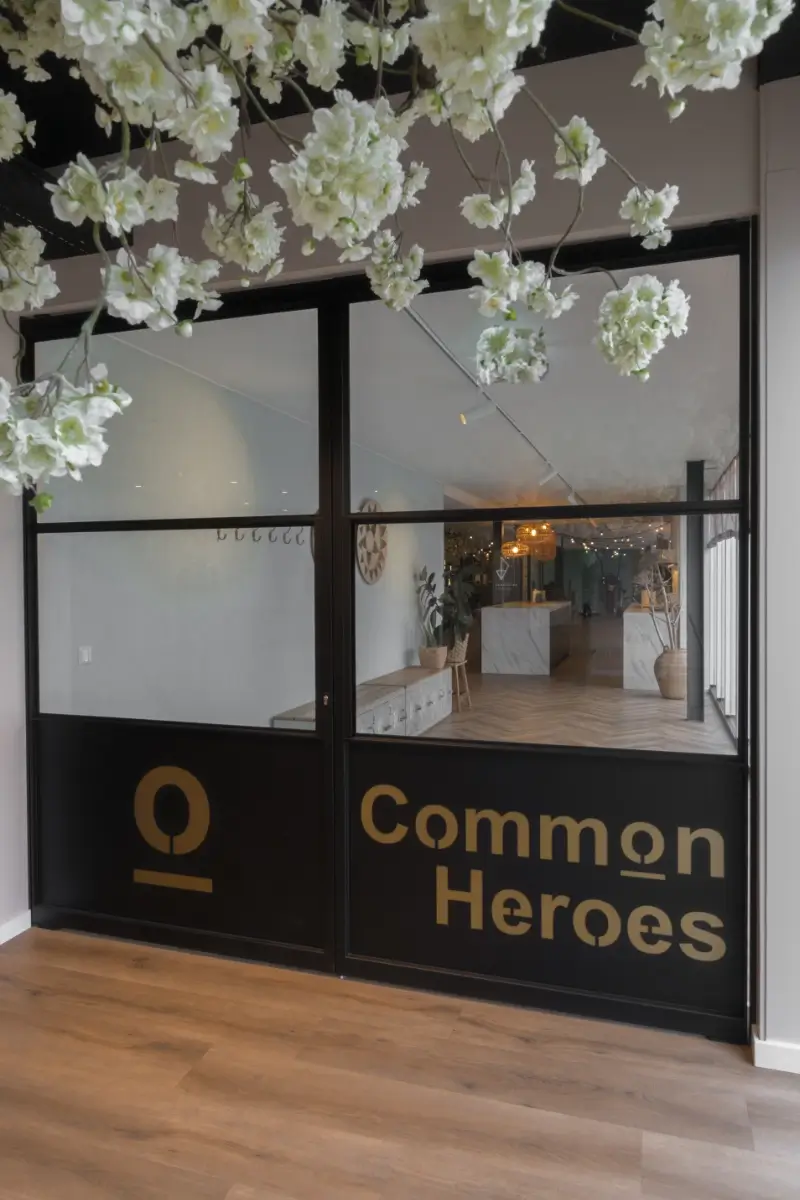 taatsdeur met logo de geus common heroes.
