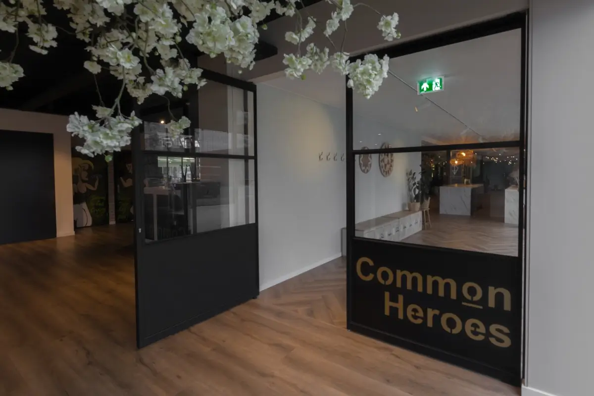 Taatsdeur met logo voor de geus common heroes.