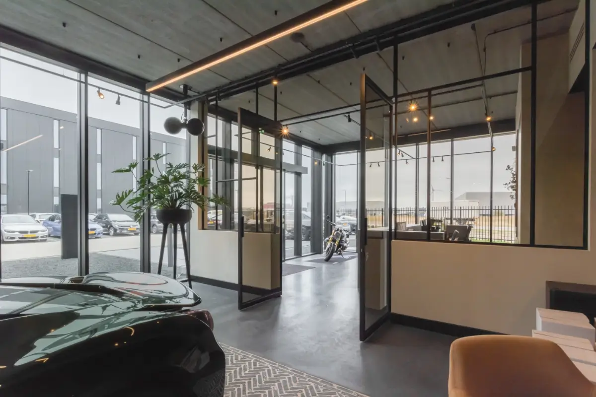 Afsluitbare stalen pui met taatsdeuren bij autohotel.