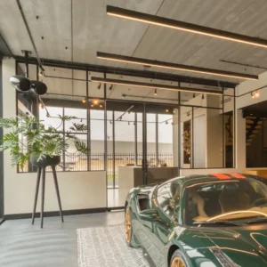 Stalen pui met afsluitbare taatsdeuren bij autohotel.