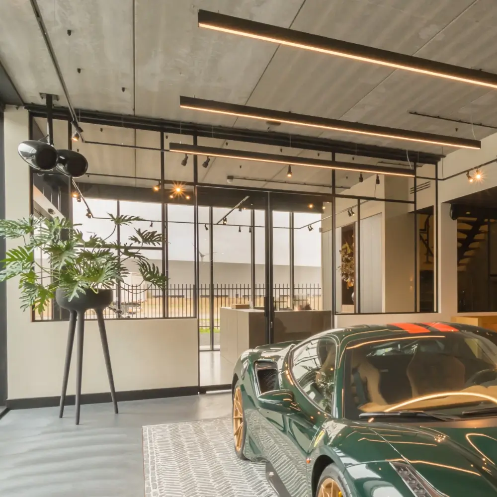 Stalen pui met afsluitbare taatsdeuren bij autohotel. Vraag een offerte aan