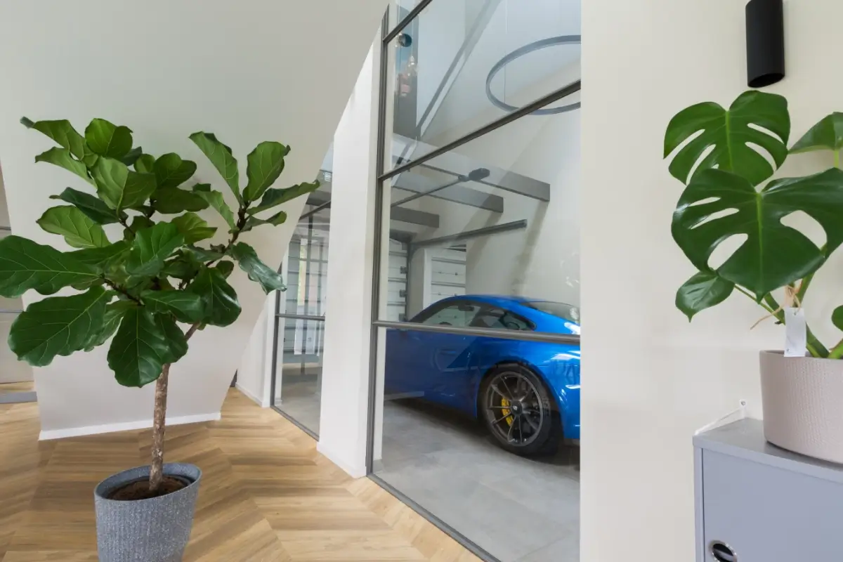Raampanelen tussen woonkamer en garage als roomdivider.