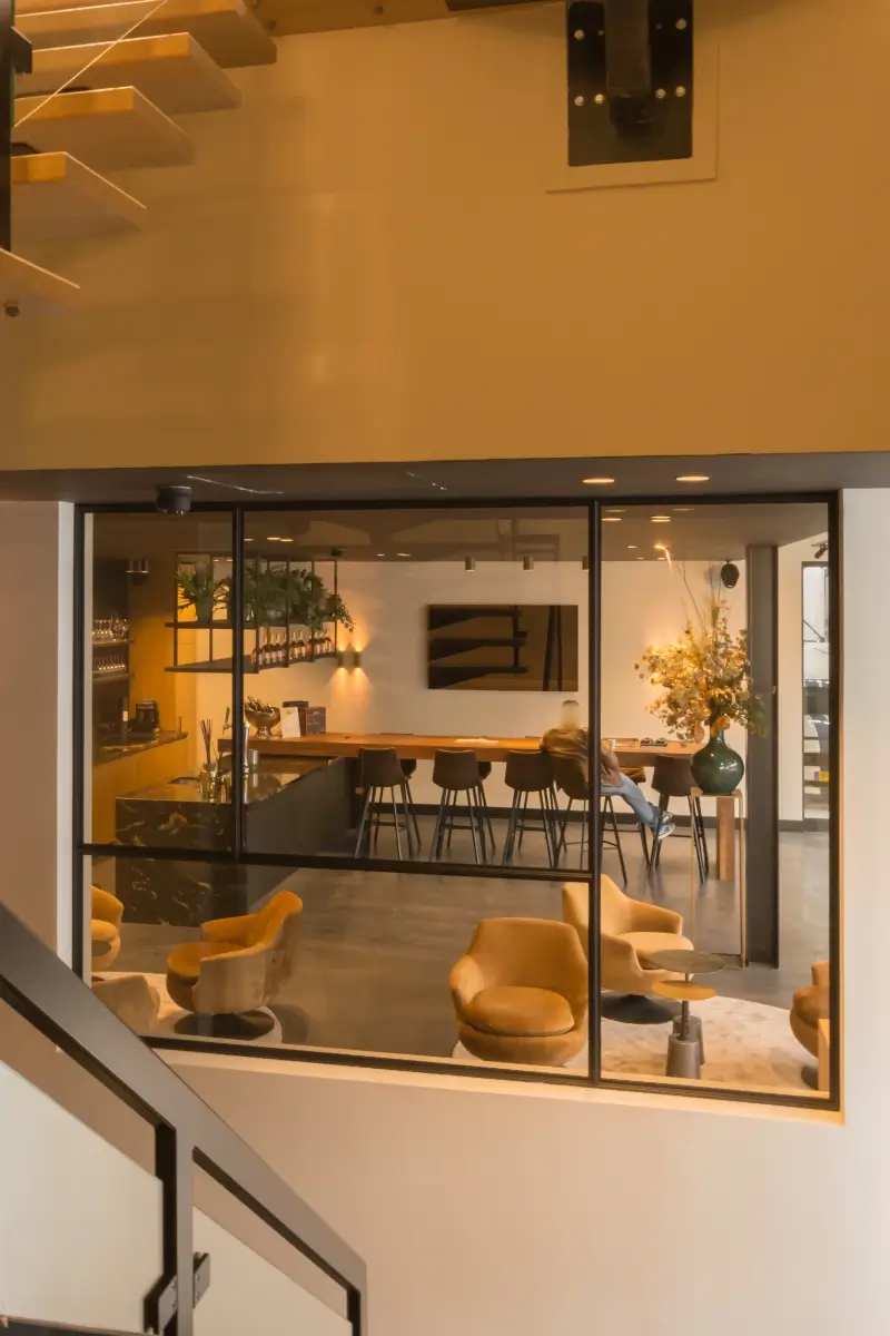 Stalen raampaneel met glas in moderne ontvangstruimte van een bedrijf.