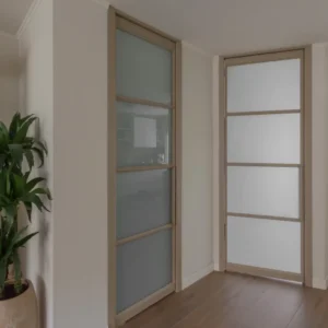 Woonkamer met vernieuwd stalen kozijn en stalen taatsdeur voor trap.