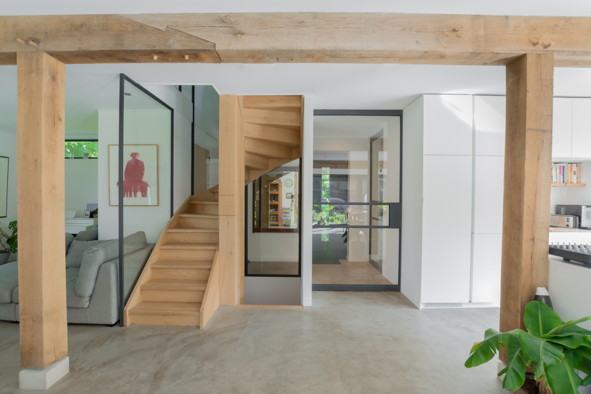 Moderne woning met stalen taatsdeur en raampanelen bij trap.