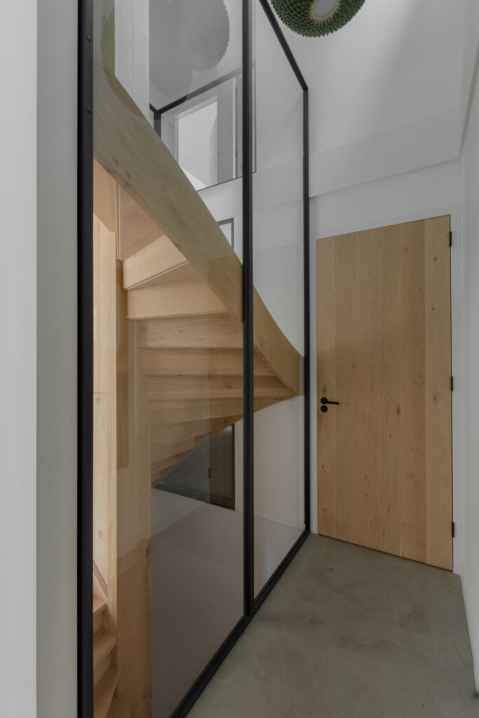 Moderne woning met stalen raampanelen bij trap.