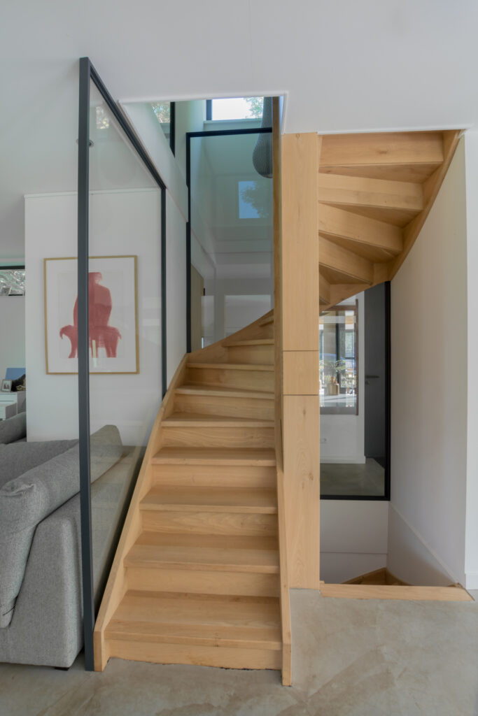 Moderne woning met stalen raampanelen bij trap.