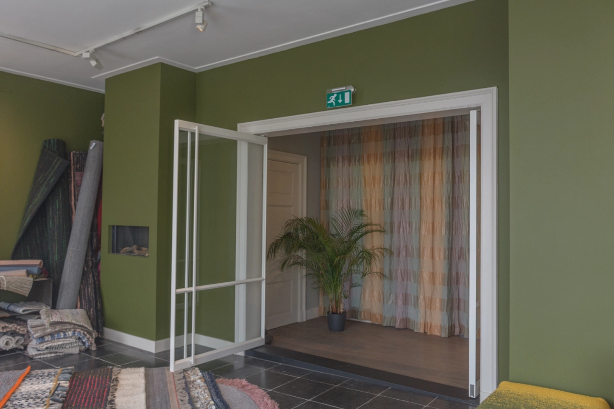 Stalen taatsdeuren in bedrijfsruimte met duw-trekstang in bestaand kozijn.