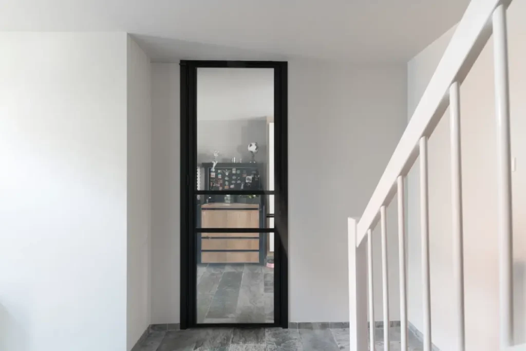 Stalen scharnierdeur met privacy glas uitgevoerd in RAL 9005 gitzwart
