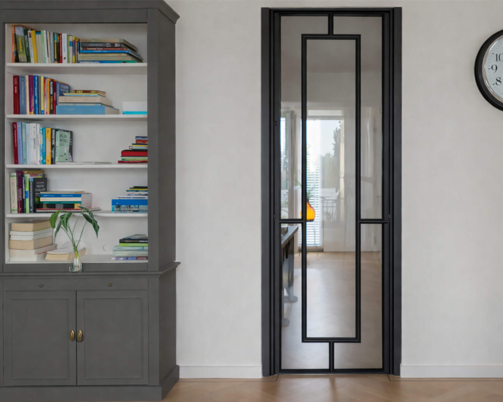 Stalen scharnierdeur met kozijnbekleding uitgevoerd in RAL 9005 gitzwart toegepast in een moderne leefruimte met doorkijk naar de hal.