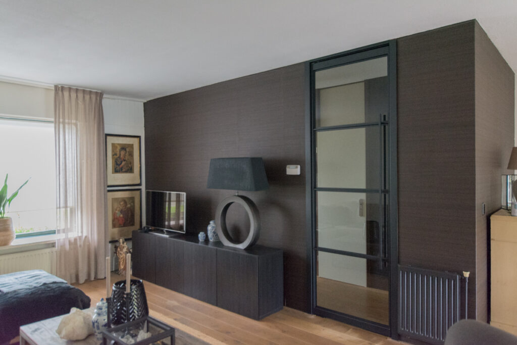 Woonkamer met vernieuwd stalen kozijn en stalen deur.