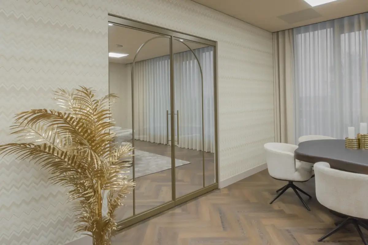 Dubbele stalen taatsdeur met boogelement in kantoor van Richmond Interiors.