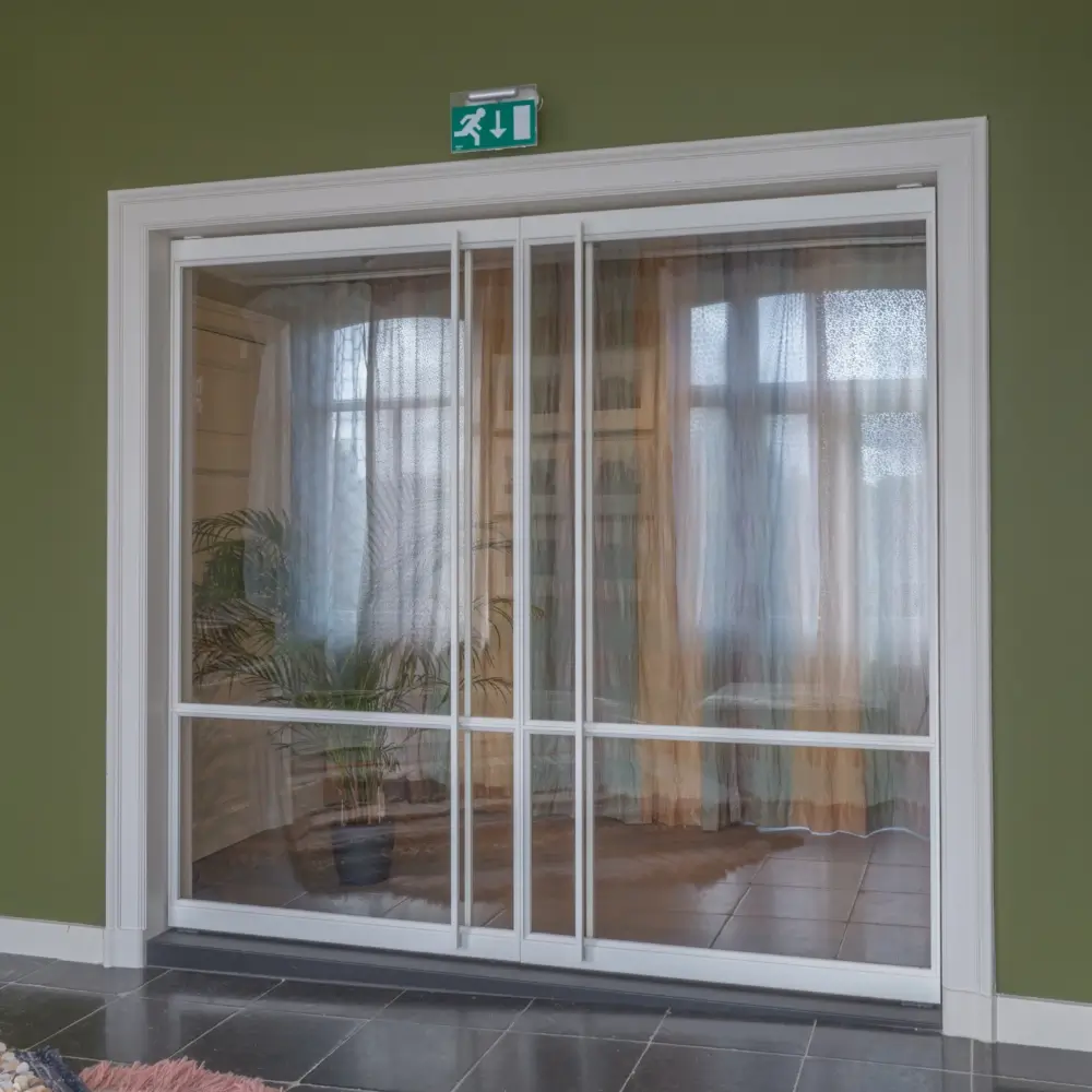 Stalen taatsdeuren in bedrijfsruimte met duw-trekstang in bestaand kozijn.