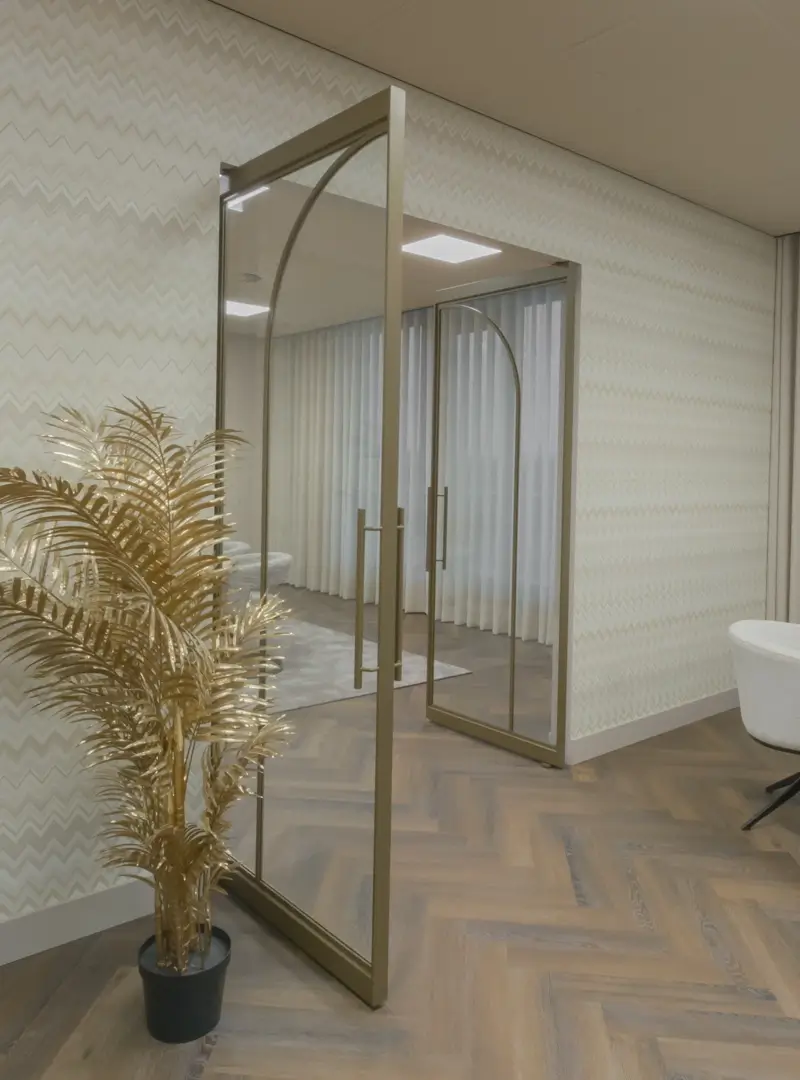 stalen taatsdeuren met boogelement in kantoor van Richmond Interiors.