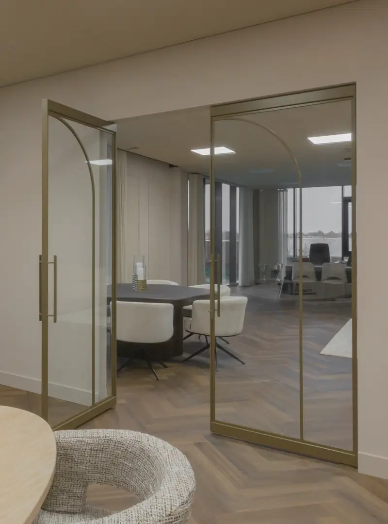 stalen taatsdeuren met boogelement in kantoor van Richmond Interiors.
