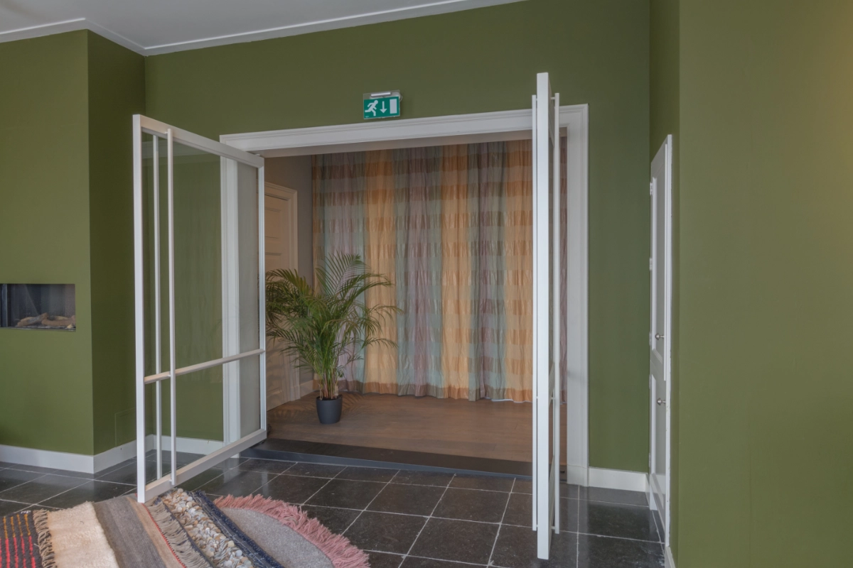 Stalen taatsdeuren in bedrijfsruimte met duw-trekstang in bestaand kozijn.