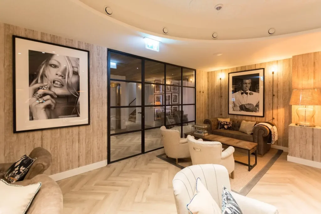 Stalen pui met scharnierdeur in een sfeervolle lounge bar bij Gewoon Lekker Heerhugowaard.