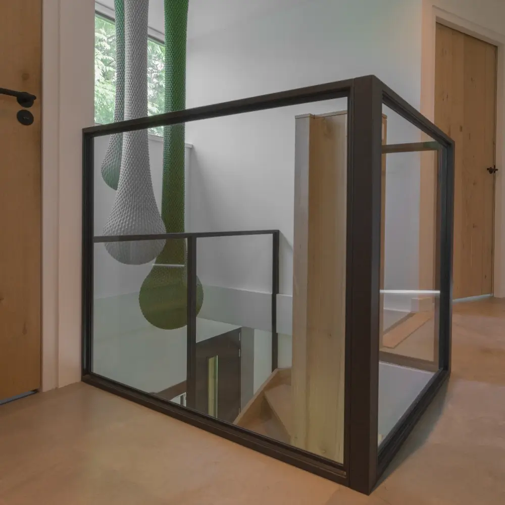 Stalen raampaneel met glas toegepast als balustrade in een modern interieur.