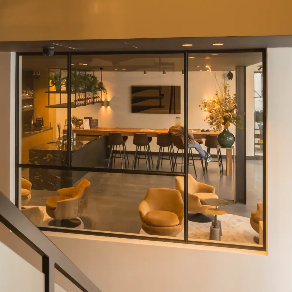 Stalen raampaneel met glas in moderne ontvangstruimte van een bedrijf.