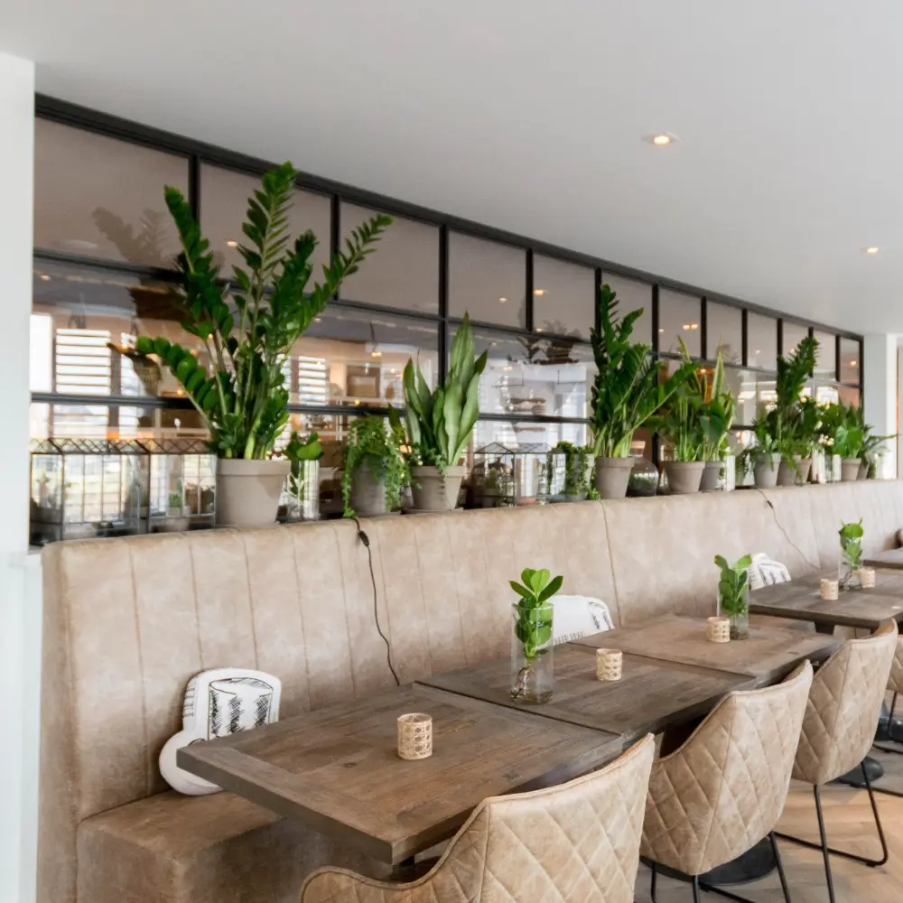 Stalen raampanelen met glas in reastaurantinterieur in heerhugowaard.