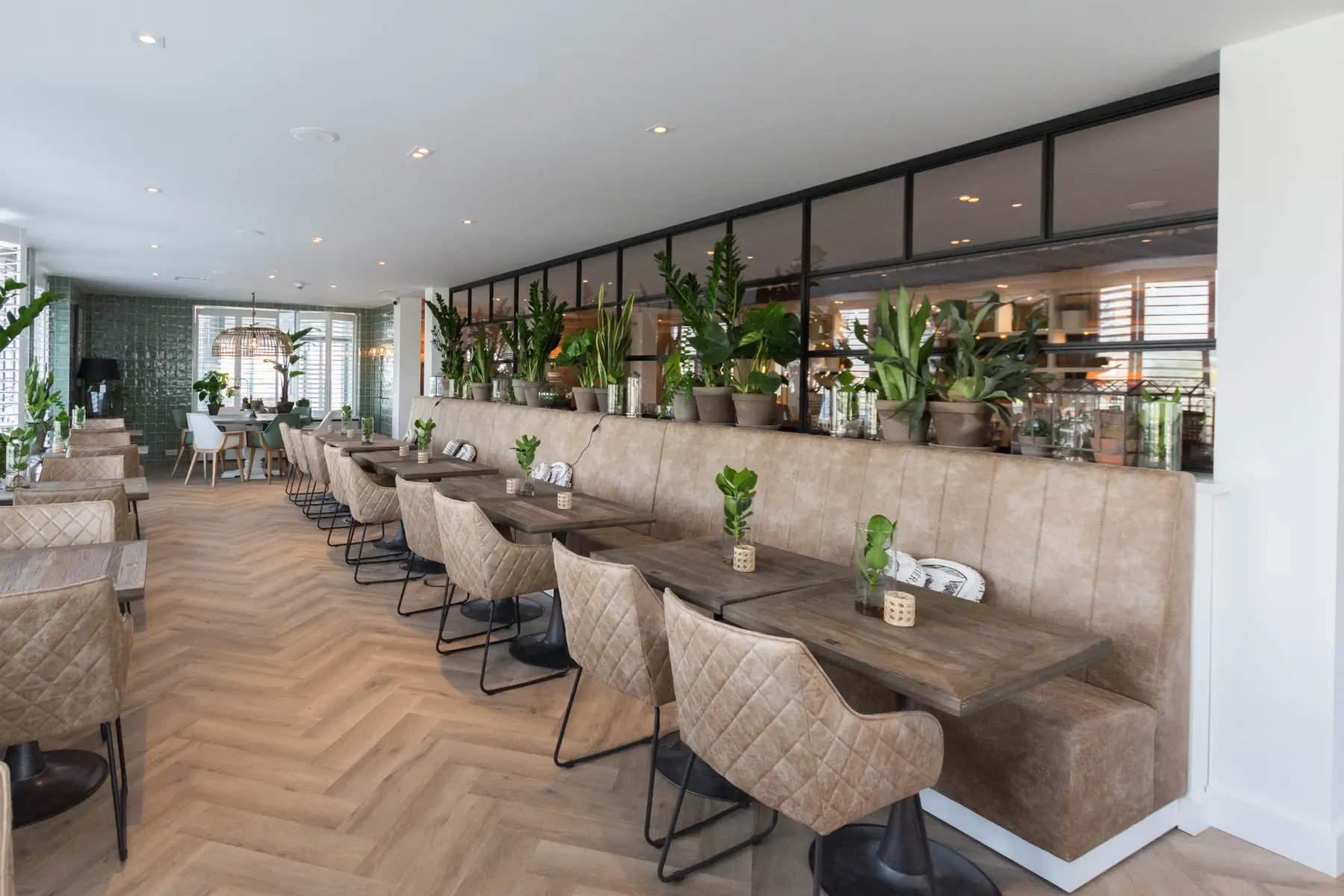 Op maat gemaakt zwart stalen raampaneel als scheidingswand in restaurant gewoon lekker
