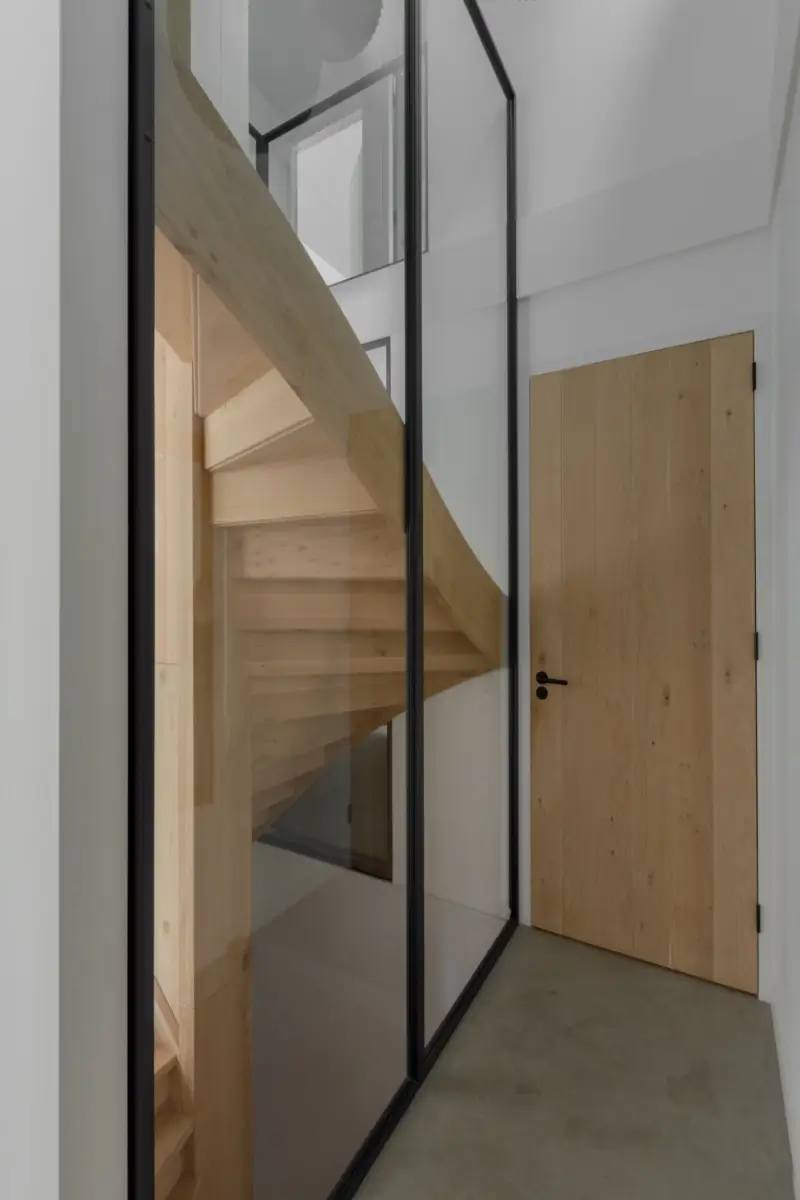 Moderne woning met stalen raampanelen bij trap.