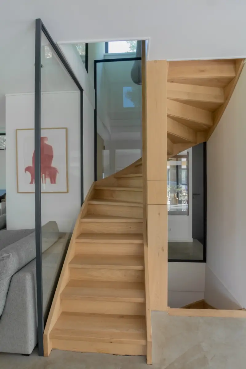 Moderne woning met stalen raampanelen bij trap.