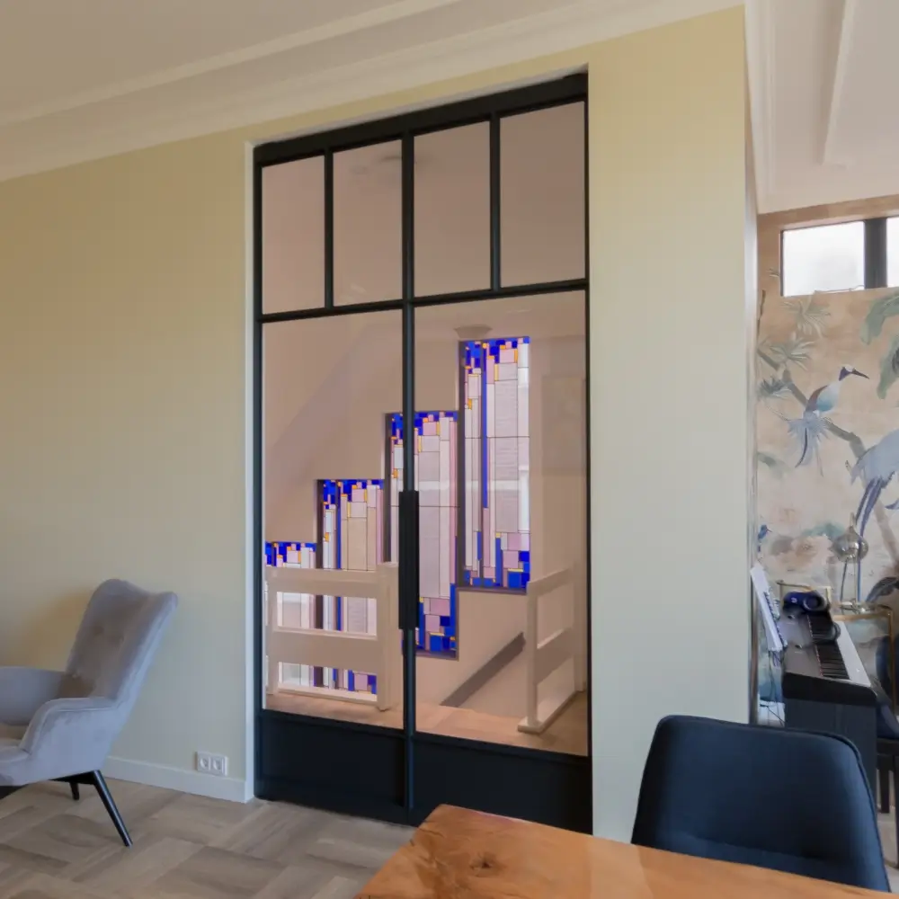 Interieur waar klassiek en modern samen komen met stalen taatsdeuren.