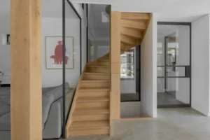 Moderne woning met stalen raampanelen bij trap.