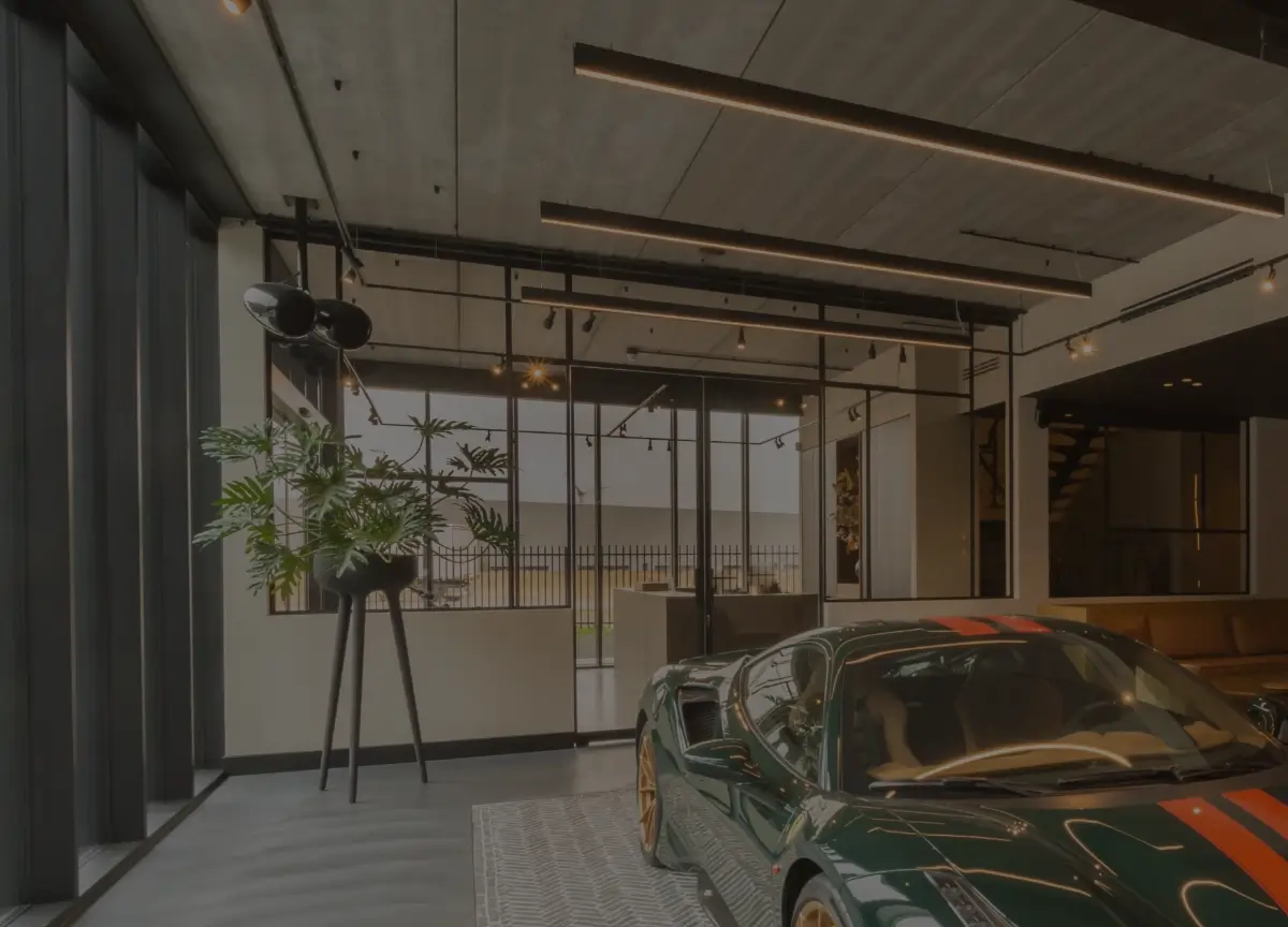 Stalen deuren op maat. Deze stalen pui is speciaal voor autohotel Alkmaar op maat gemaakt. De dubbele taatsdeuren kunnen op slot gedaan worden zodat de ontvangst ruimte en de entree afgesloten kunnen worden.